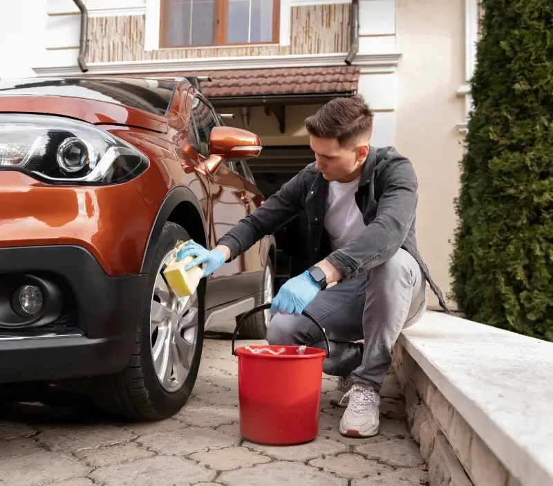 Lavage auto à domicile Saint-Eutrope-de-Born : professionnel intervenant sur un véhicule